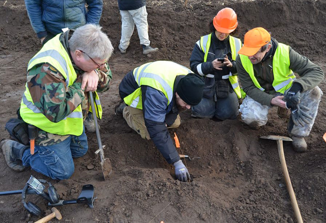 les prospecteurs integrent les équipes de recherche avec les archéologues